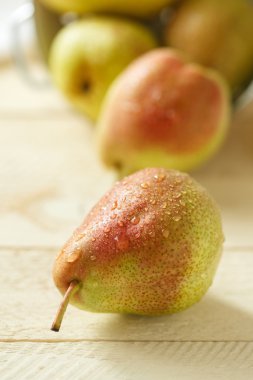 Mutfak masasının üzerinde taze armut