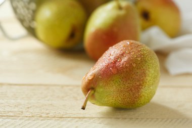 Mutfak masasının üzerinde taze armut