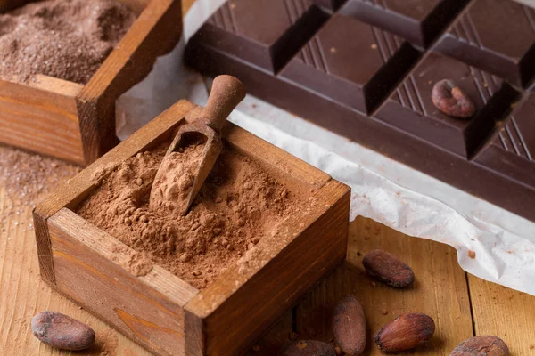 Cacau em pó, barra de chocolate e grãos de cacau — Fotografia de Stock