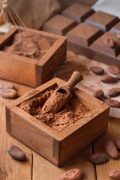 Polvo de cacao en el aire y la caja con polvo de chocolate — Foto de Stock