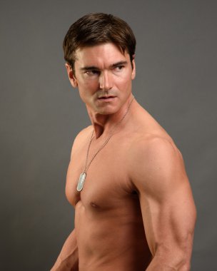 Silah ile güçlü savaşçı