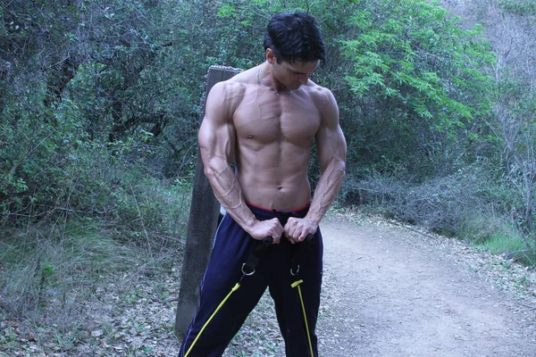 Man Exercising Outdoors Showing His Muscles — Stock Photo, Image