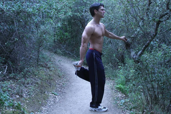 Adam Dışarıda Egzersiz Yapıyor Kaslarını Gösteriyor — Stok fotoğraf