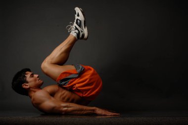 Seksi adam kaslarını çalıştırıyor..