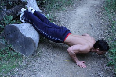 Seksi adam kaslarını çalıştırıyor..