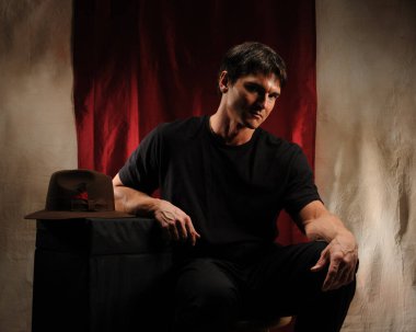 Seksi çift fotoğraf için poz veriyor..