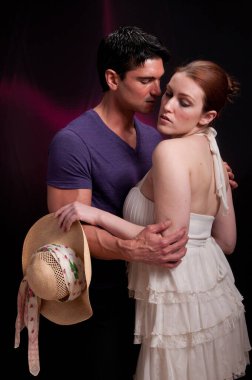 Seksi çift kucaklaşmayı paylaşıyor..