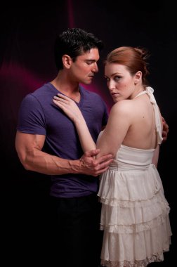 Seksi çift kucaklaşmayı paylaşıyor..