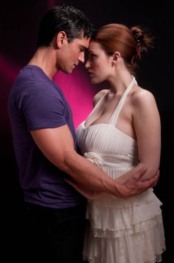 Seksi çift kucaklaşmayı paylaşıyor..