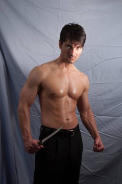 Seksi adam fotoğraf için poz veriyor.