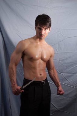 Seksi adam fotoğraf için poz veriyor.