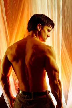 Seksi adam fotoğraf için poz veriyor..