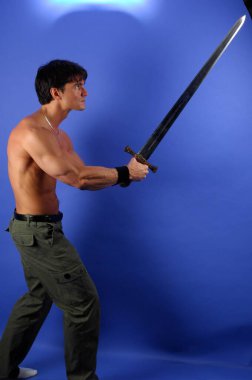 Seksi adam fotoğraf için poz veriyor..