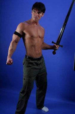 Seksi adam fotoğraf için poz veriyor..