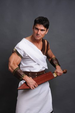 Yakışıklı gladyatör savaşa hazırlanıyor.. 