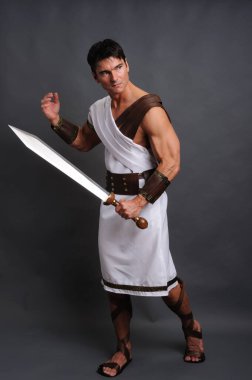 Yakışıklı gladyatör savaşa hazırlanıyor.. 