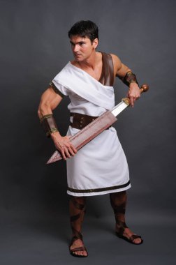 Yakışıklı gladyatör savaşa hazırlanıyor.. 