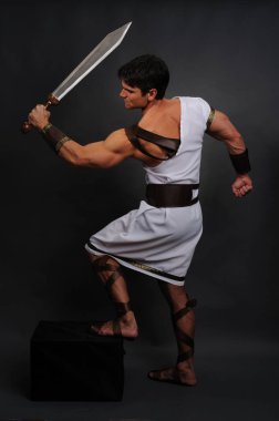 Yakışıklı gladyatör savaşa hazırlanıyor.. 