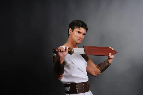 Przystojny Gladiator Przygotowuje Się Bitwy — Zdjęcie stockowe