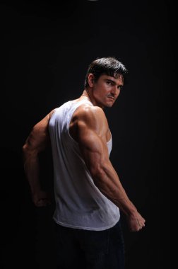 Seksi adam fotoğraf için poz veriyor..