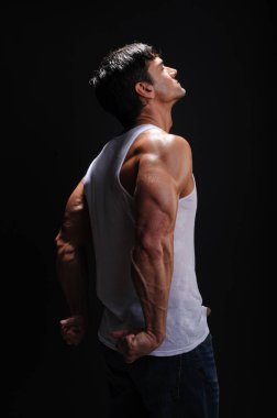 Seksi motosikletçi fotoğraf için poz veriyor..