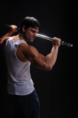 Seksi motosikletçi fotoğraf için poz veriyor..