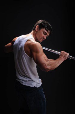 Seksi motosikletçi fotoğraf için poz veriyor..