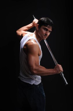 Seksi motosikletçi fotoğraf için poz veriyor..