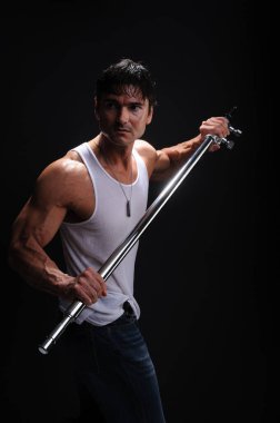 Seksi motosikletçi fotoğraf için poz veriyor..