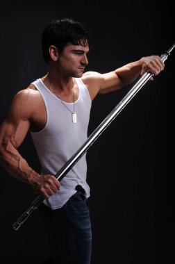 Seksi motosikletçi fotoğraf için poz veriyor..