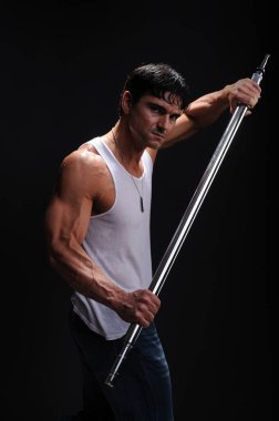 Seksi adam fotoğraf için poz veriyor..