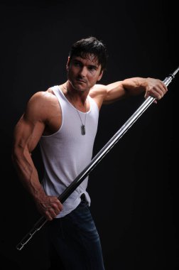 Seksi adam fotoğraf için poz veriyor..