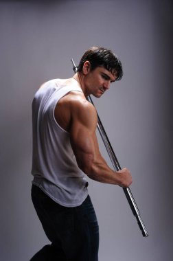 Seksi adam fotoğraf için poz veriyor..