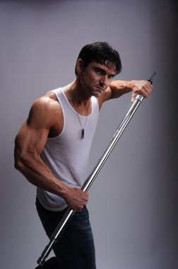 Seksi adam fotoğraf için poz veriyor..