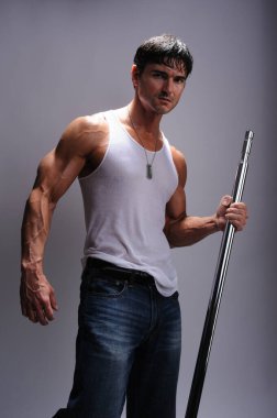 Seksi adam fotoğraf için poz veriyor..