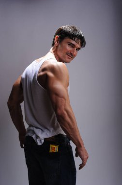 Seksi adam fotoğraf için poz veriyor..