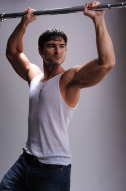 Seksi adam fotoğraf için poz veriyor..