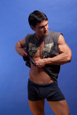 yakışıklı motorcu