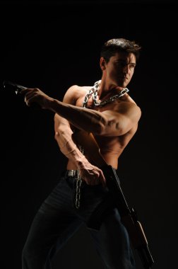 Kaslı çekici erkek