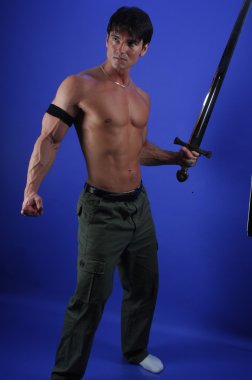 Highlander adam kılıçla