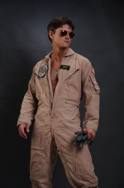 Yakışıklı askeri hava kuvvetleri pilotu