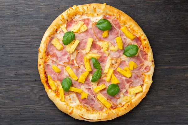 Italská Pizza Rozteklým Sýrem Mozzarella Olivami Houbami Kuřecím Filé Zdobená — Stock fotografie