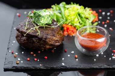 Domates soslu ve sebzeli ızgara biftek.