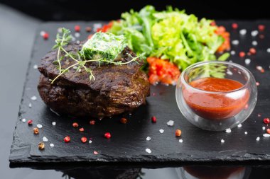 Domates soslu ve sebzeli ızgara biftek.