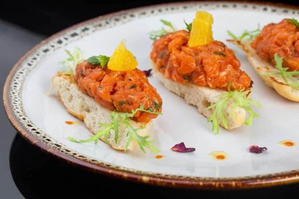 Sándwich Pan Blanco Con Pescado Rojo Plato Blanco Aperitivo Salmón — Foto de Stock