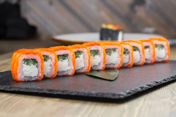 Detailní Záběr Uramaki Sushi Rohlíků Červeným Kaviárem Lososem Tuňákem Okurkou — Stock fotografie
