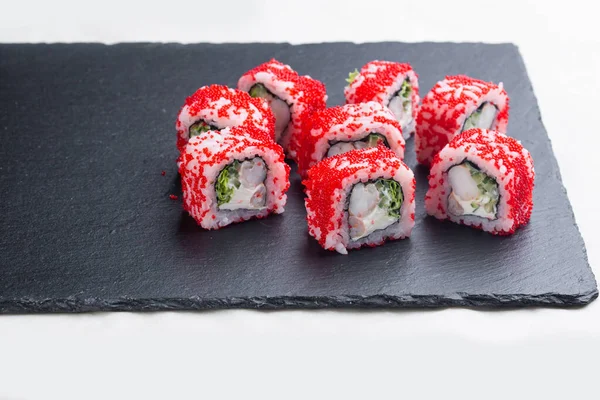 Sushi Rolka Lososem Červeným Avokádovým Kaviárem Sýrem Černém Kamenném Talíři — Stock fotografie