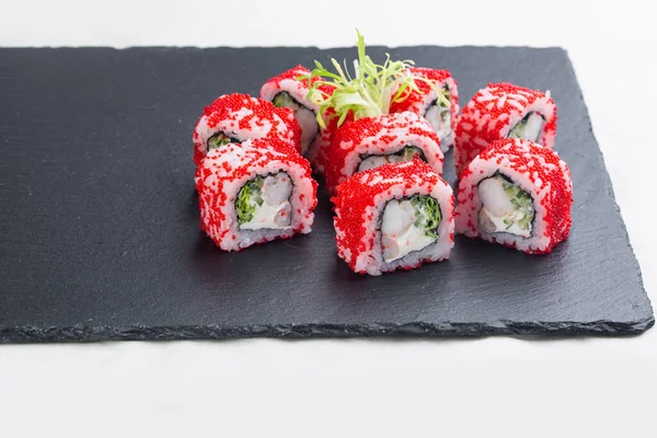 Sushi Rolka Lososem Červeným Avokádovým Kaviárem Sýrem Černém Kamenném Talíři — Stock fotografie