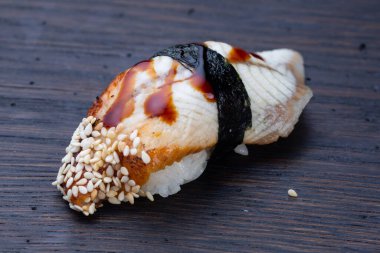 Nigiri suşi seti, ton balığı, somon, karides, levrek. Siyah arkaplan, yansıma, yüksek çözünürlüklü sushi nigiri koleksiyonu