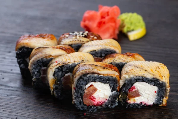 传统的黑日本寿司 配以金枪鱼和软奶酪 黄瓜和红鱼子酱 配以酱汁和白芝麻籽 日本厨房日本餐馆 — 图库照片